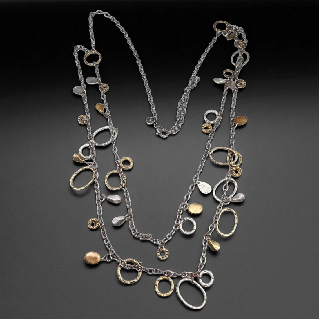 Vintage Fashion Necklace 40cm, Mid-Late 20th Century, 61WB: A stylish vintage fashion necklace exemplifying the bold and expressive design language of mid-20th century costume jewelry. Crafted from mixed materials such as glass, brass, and plated metal alloys,