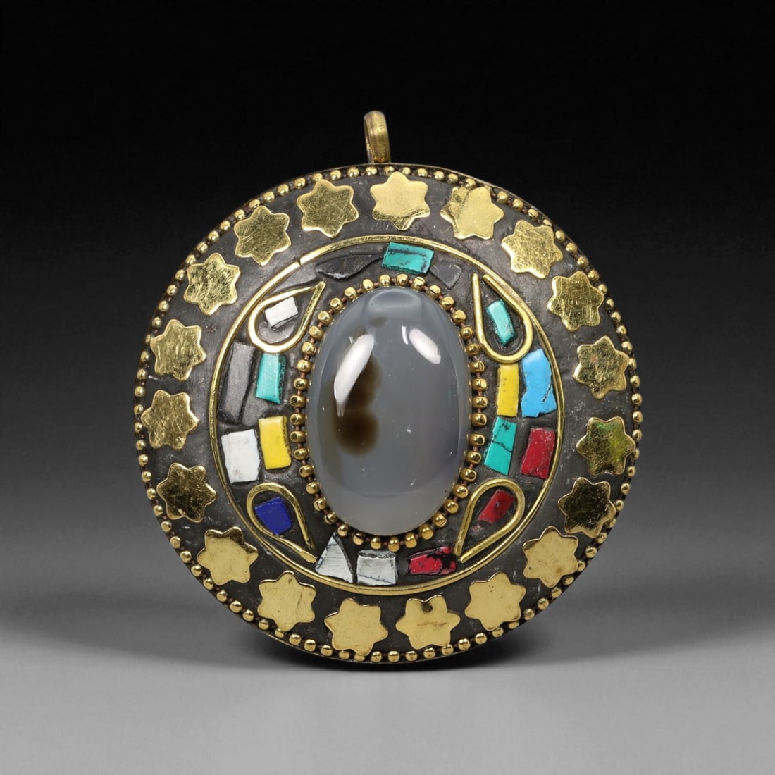 Vintage Himalayan Tribal Mosaic Agate Brass Pendant, 20th Century, 5cm, 57XD: This striking round pendant captures the vibrant artistry of 20th-century Himalayan tribal jewelry, blending spiritual symbolism with masterful craftsmanship. At its center rests a polished blue bande