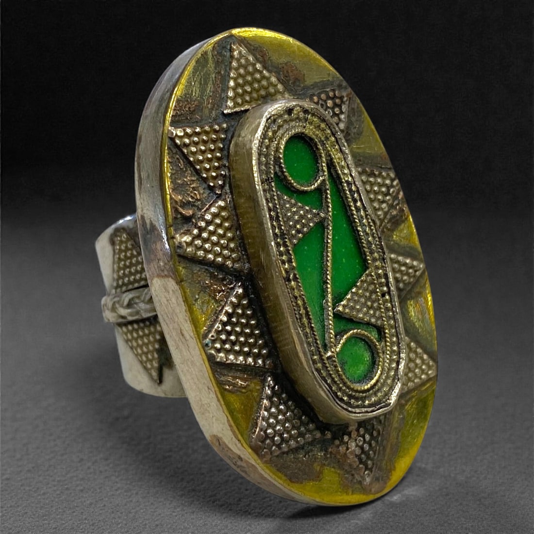 An Islamic Silver-Gilt Ring with Green Glass Inlay and Granulated Star Motif, 20th Century, 13g, (1 of 2)