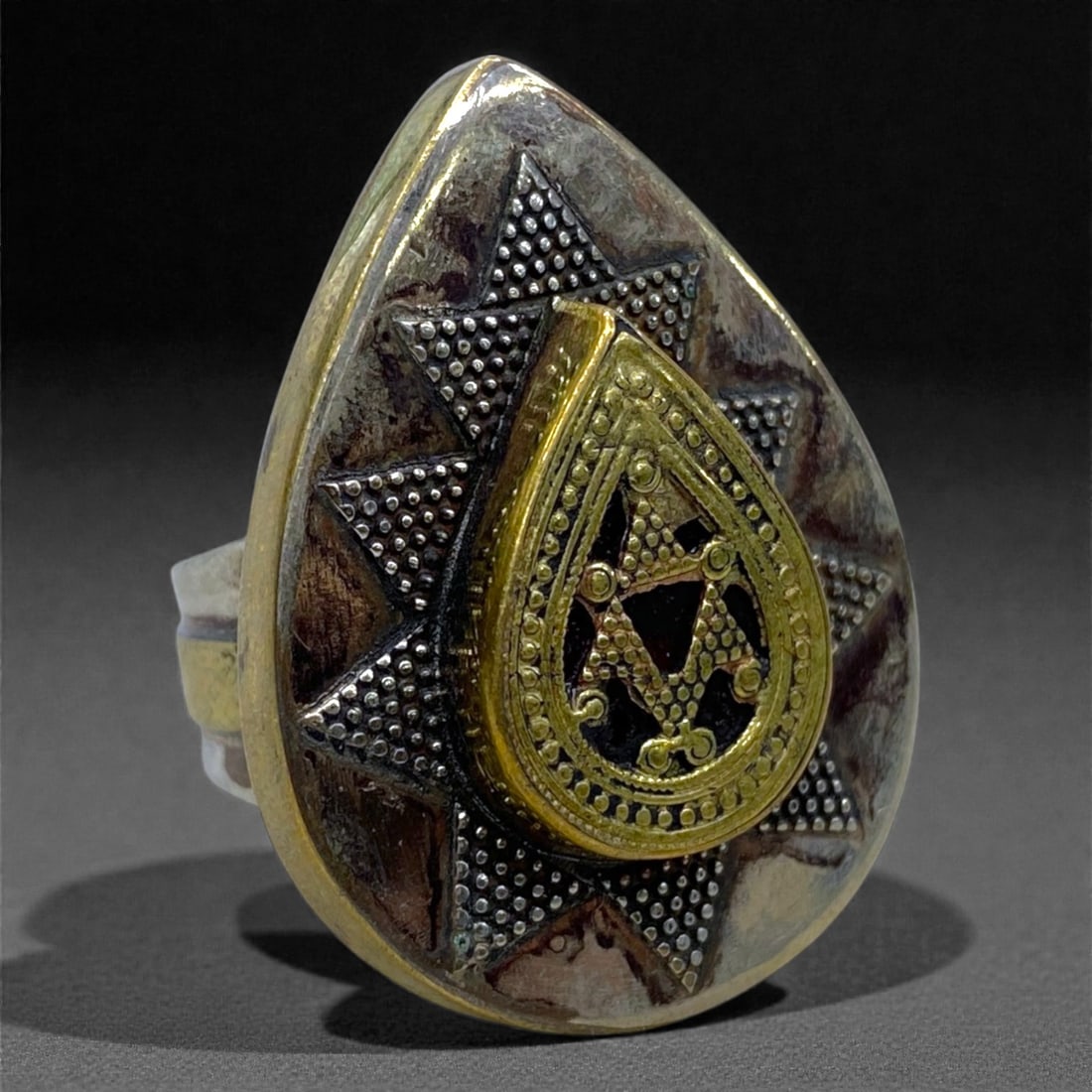 An Islamic Silver-Gilt Ring with Pierced Teardrop Motif and Granulation, 20th Century, 14g, 88AA (1 of 2)