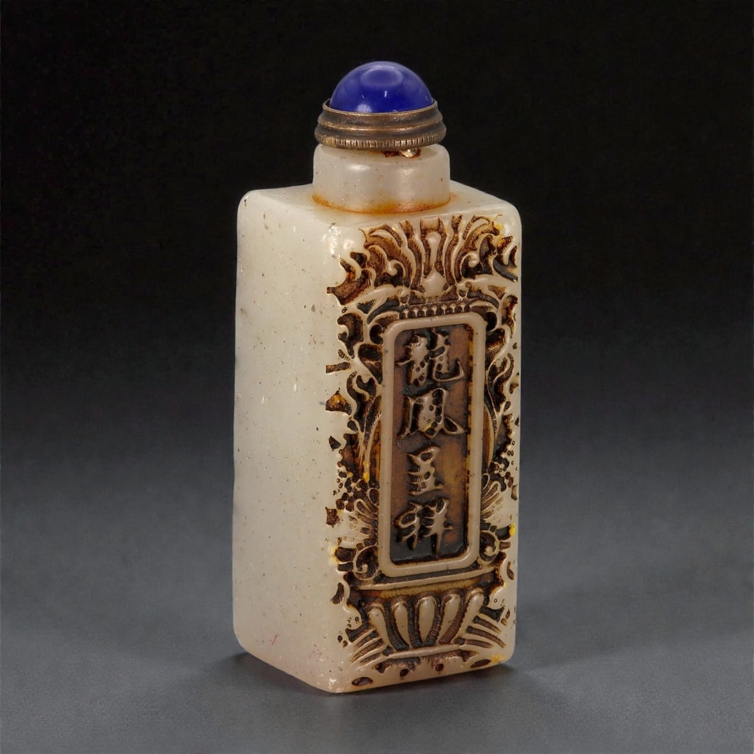 A Chinese Chalcedony Snuff Bottle, Qing Dynasty, Late 19th Century, 37YB (1 of 3)