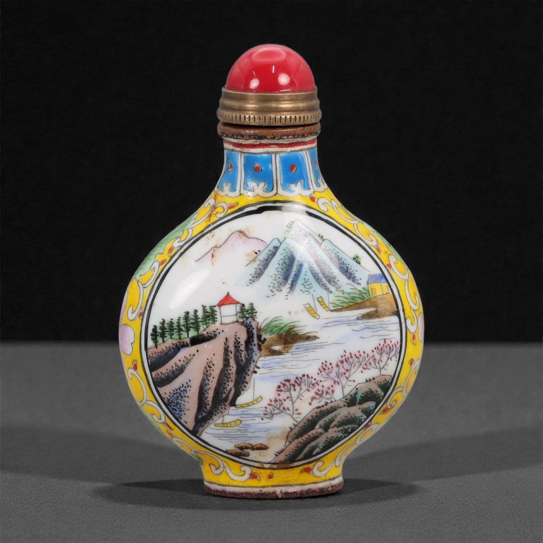 A Chinese Painted Porcelain Snuff Bottle, Qing Dynasty, Qianlong Period, 39FG (1 of 3)