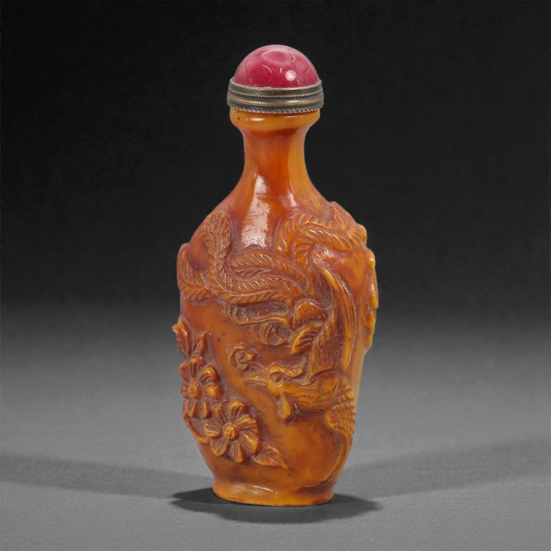 A Chinese Carved Amber Snuff Bottle, 20th Century, 13FG (1 of 2)