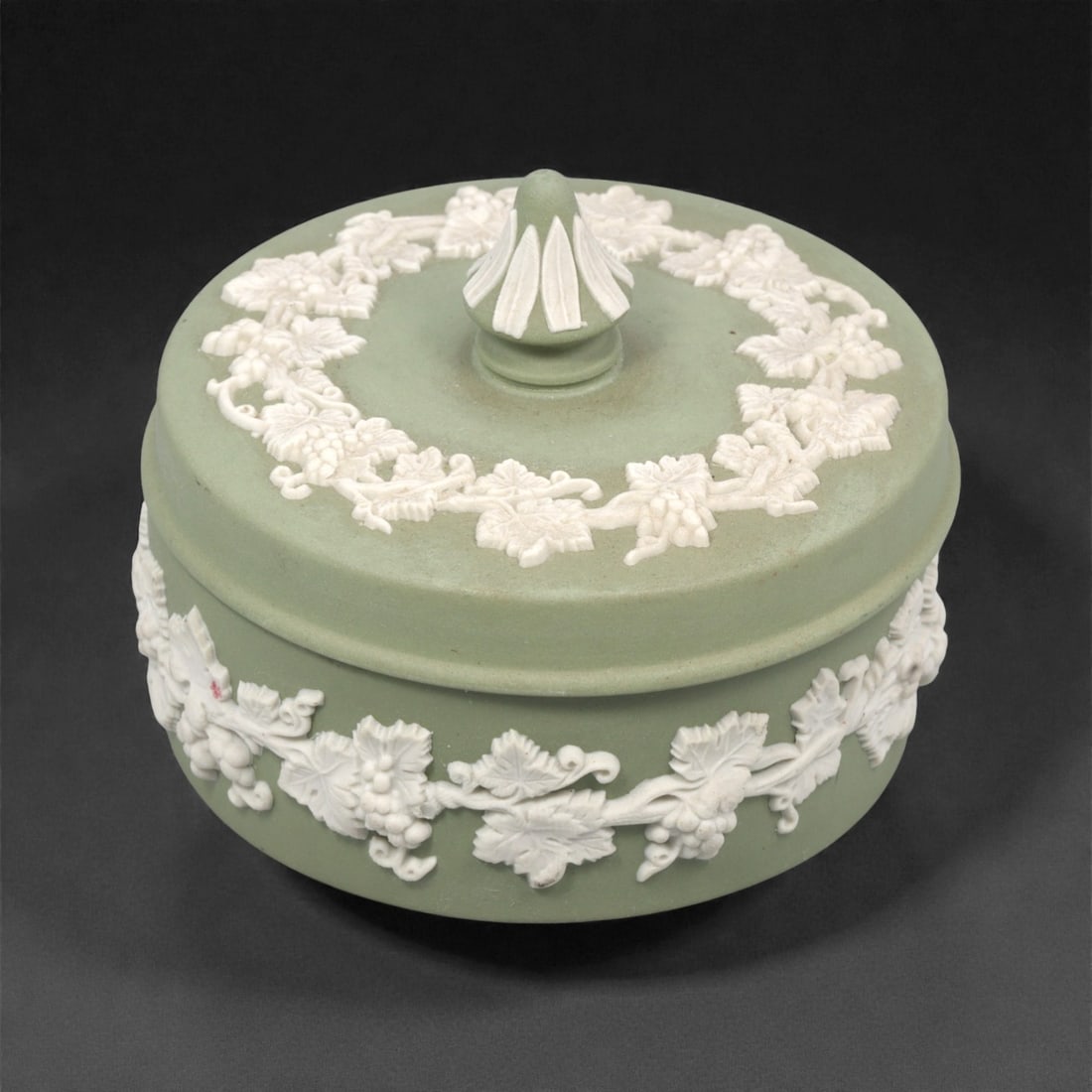 An English Green Jasperware Covered Box, 20th Century, 54FK (1 of 3)