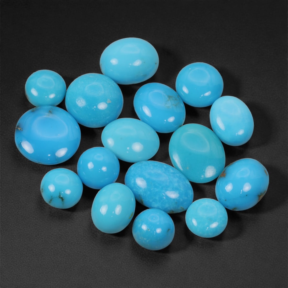28.19 Carats Sky Blue Turquoise Lot 0.7-1.2cm - Natural Persian-Style Stones, 40XJ: This attractive lot of turquoise displays a harmonious spectrum of vivid sky blue to robin's egg hues, with a polished surface that enhances each gem's natural saturation. Soft gleaming finishes and m