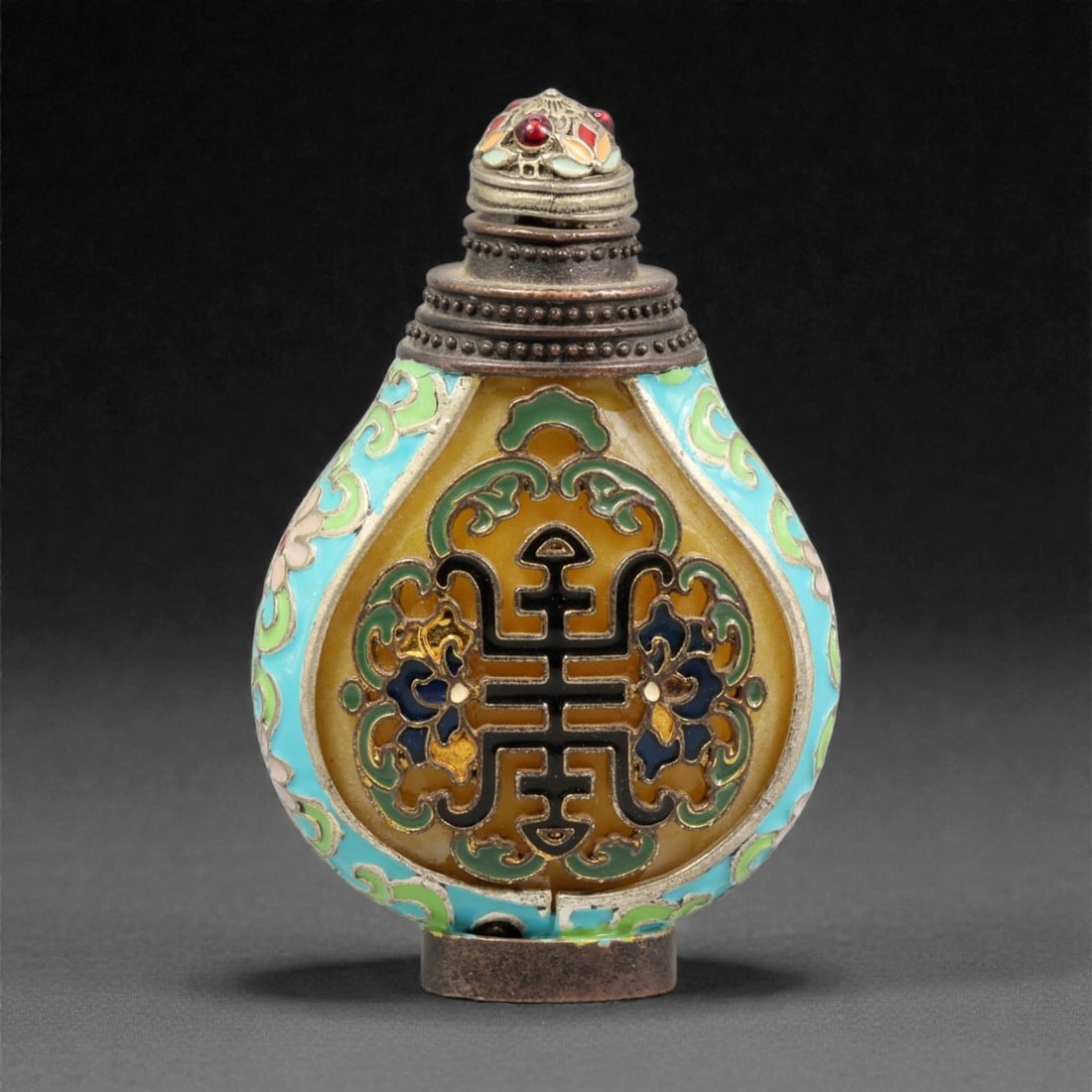 A Chinese Cloisonne Enamel Snuff Bottle, 20th Century, 5YC: Constructed from metal and decorated in cloisonne enamel, the bottle is of flattened pear-shaped form, rising from a short circular foot to a tapering neck with stepped metal collar. The surface is di