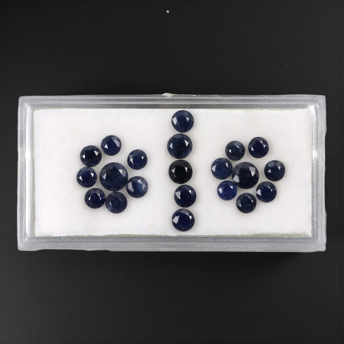 5.14 Carats Australian Blue Sapphire Parcel - Round Brilliant Cut, 59DA: This curated parcel of round brilliant-cut blue sapphires from Australia exhibits a rich, deep blue hue, reminiscent of the ocean at midnight. Each stone is precision-cut to maximize light return, cre