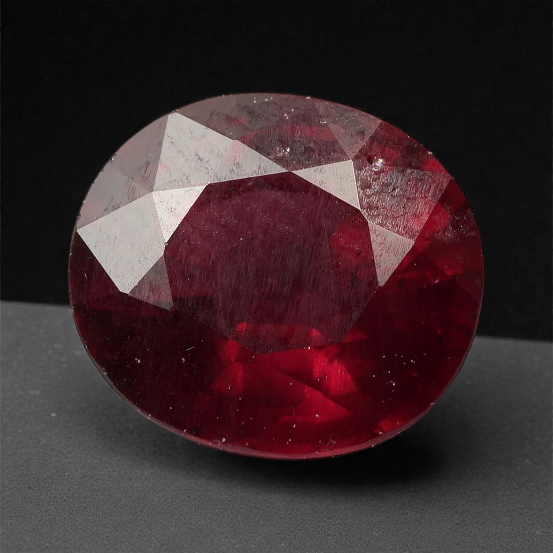 2.66 Carats Deep Red Garnet - Natural Mozambique - 8.4x7.4x4.9mm, 25WC: This bold oval-cut garnet glows with a velvety crimson tone, offering rich depth and an alluring play of burgundy and wine-red flashes. The gem's saturated body color and symmetrical faceting create a