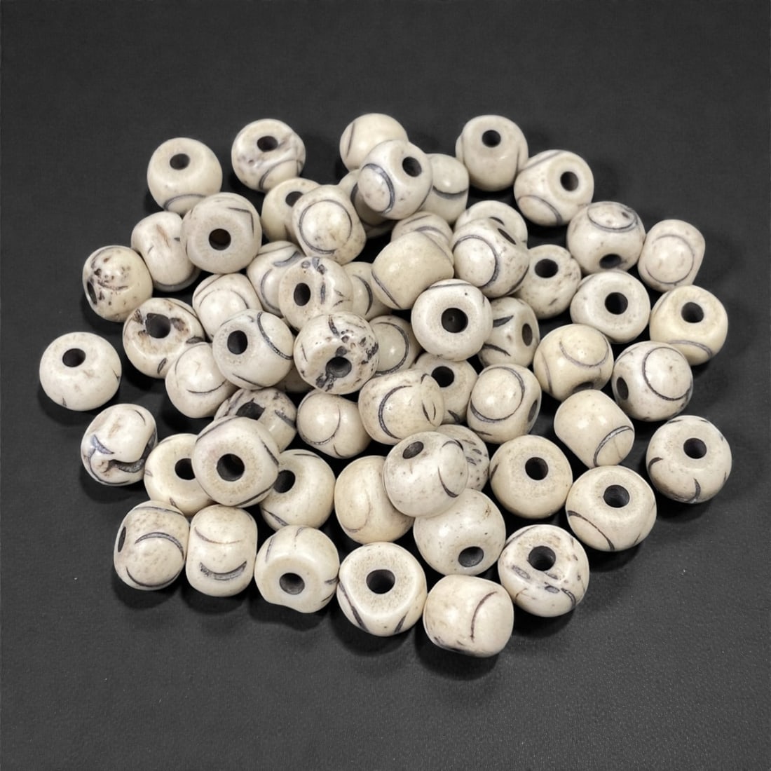 A Lot of Tibetan Bone Beads with Linear Inlay Motif, 20th Century, 100S (1 of 1)