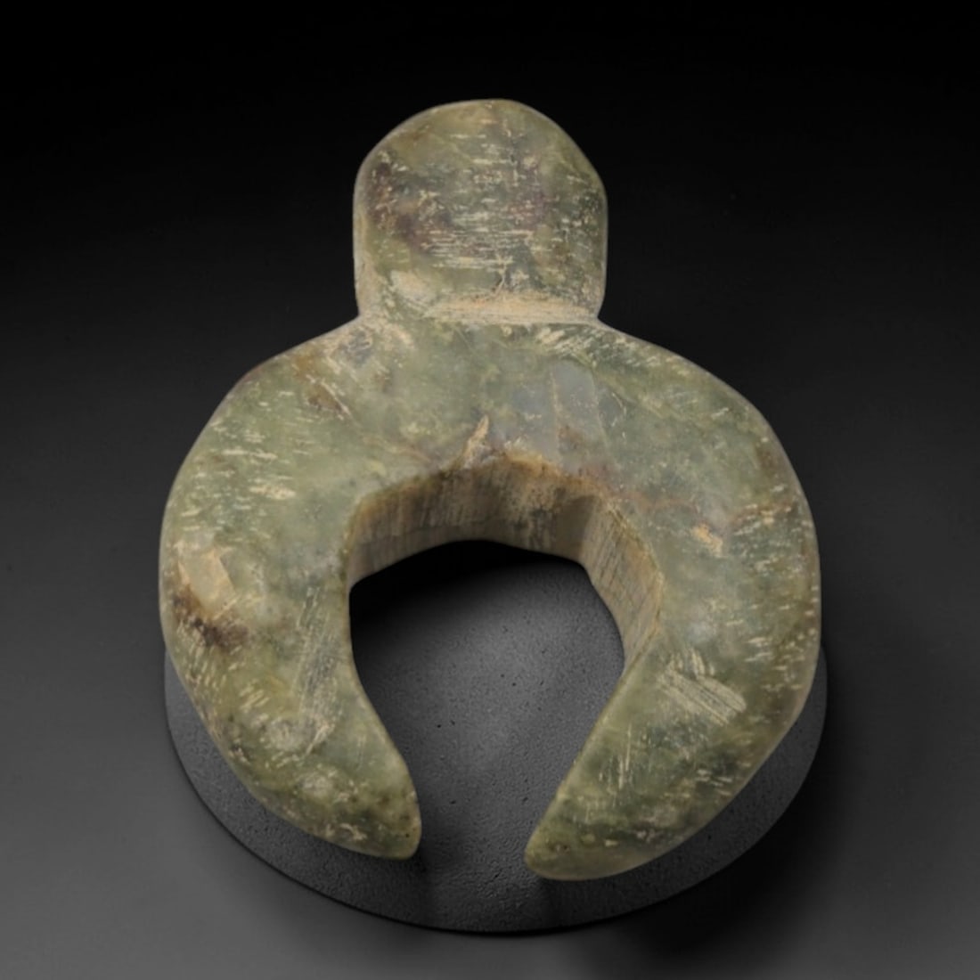 Ancient Green Stone Crescent Amulet - Near Eastern Ritual Pendant, 71XP: Carved from a mottled green stone, this amulet features a distinct crescent-moon form with a rounded upper terminal, a powerful iconographic motif in ancient Near Eastern ritual art associated with lu
