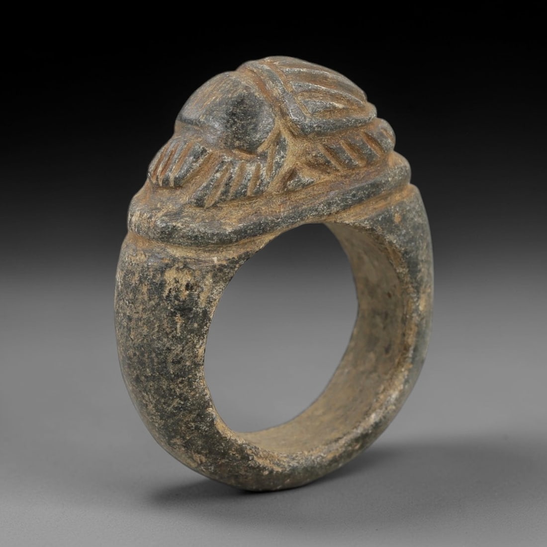 Ancient Steatite Scarab Ring - Zoomorphic Carving, 22AH: Carved from steatite stone, this ancient ring features a finely detailed scarab zoomorphic form on the bezel, a motif common in ancient glyptic art. The carving displays precise detail in the scarab's