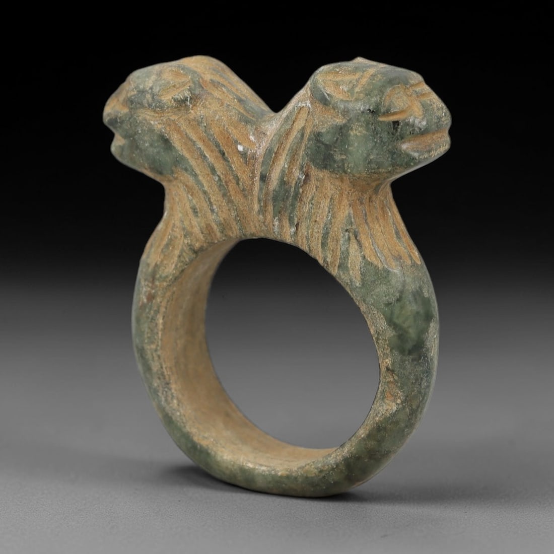 Ancient Serpentine Achaemenid Ring - Zoomorphic Carving, 23AH: Carved from serpentine stone, this ancient Achaemenid ring features a double-protome zoomorphic design with stylized feline heads on either side of the band, a motif characteristic of Achaemenid glypt