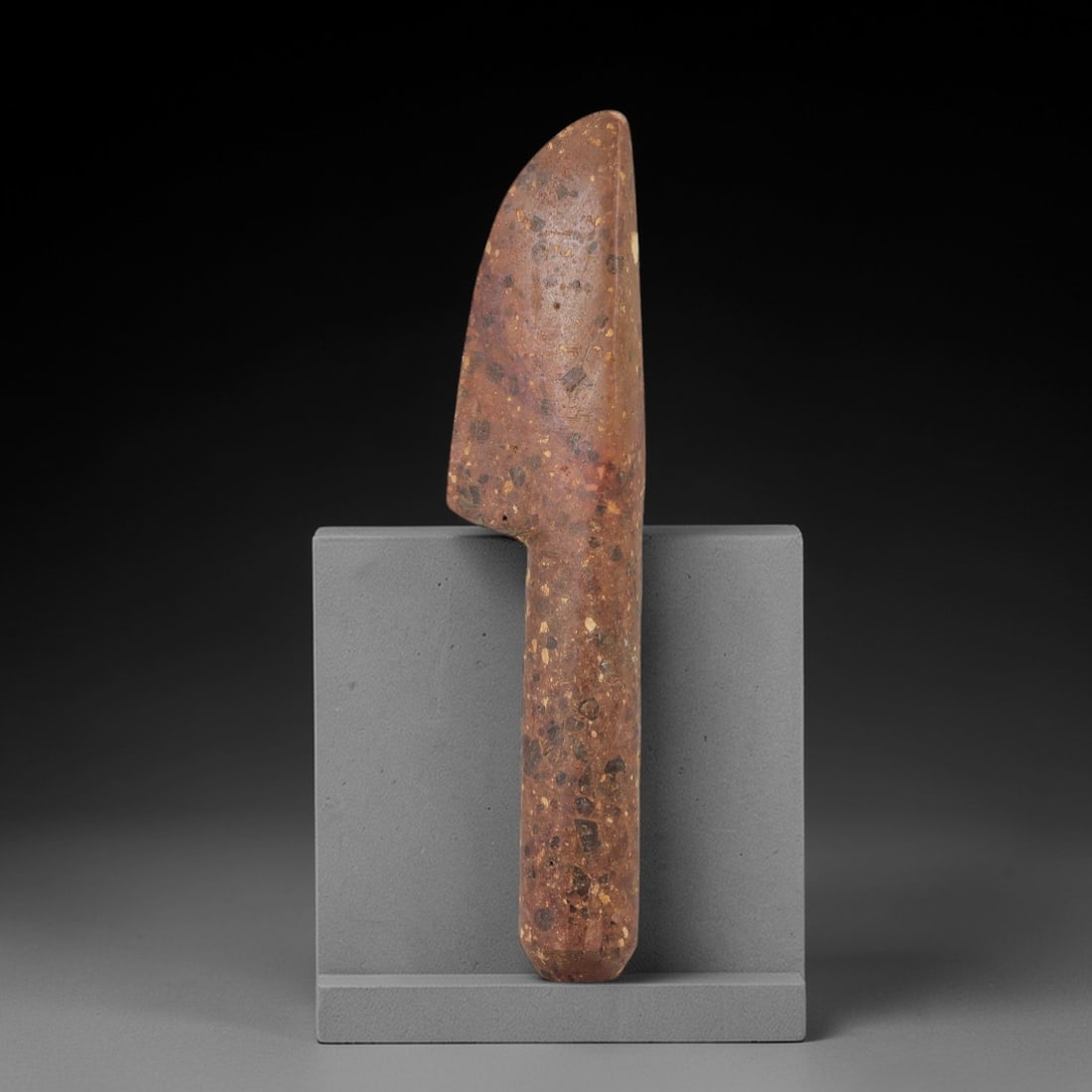 Ancient Steatite Ritual Blade - Carved Handle, 90AG: Carved from steatite stone, this ancient ritual blade features a stylized, carved handle with linear detailing, characteristic of Near Eastern glyptic art. The carving exhibits fine craftsmanship with