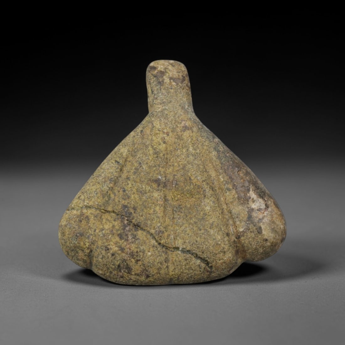 Ancient Green Stone Anthropomorphic Idol - Near Eastern Miniature Figurine, 15XQ: Carved from a rough, speckled green stone with natural mineral inclusions and a visible ancient crack, this miniature idol depicts a stylized humanoid figure in the iconic minimalist style of ancient