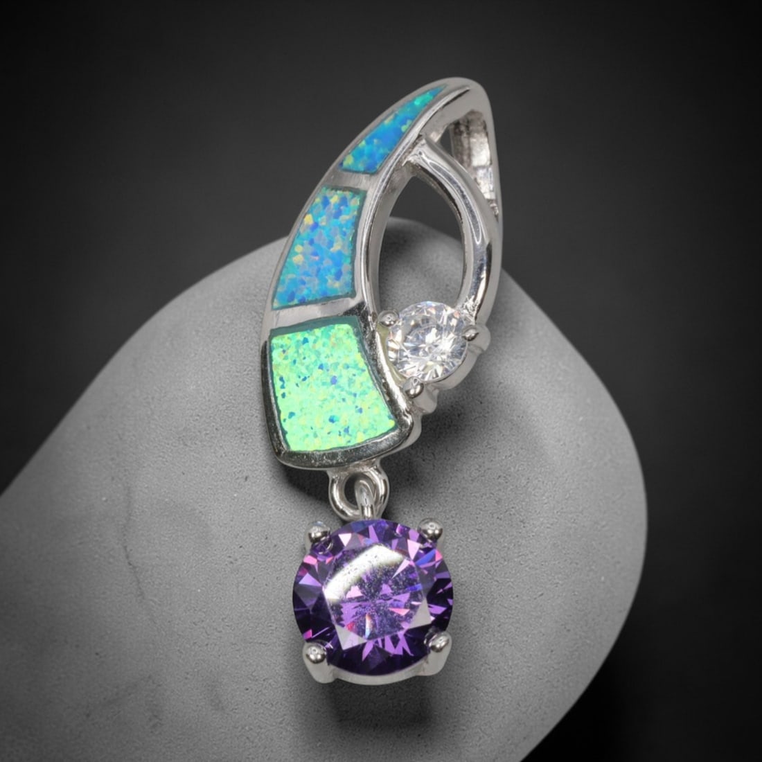 3.98g 925 Sterling Silver Drop Pendant - Simulated Opal Amethyst, 17D: Crafted from stamped 925 sterling silver, this pendant features a curved openwork upper section with three rectangular segments of simulated opal inlay, exhibiting vivid iridescent green and blue play