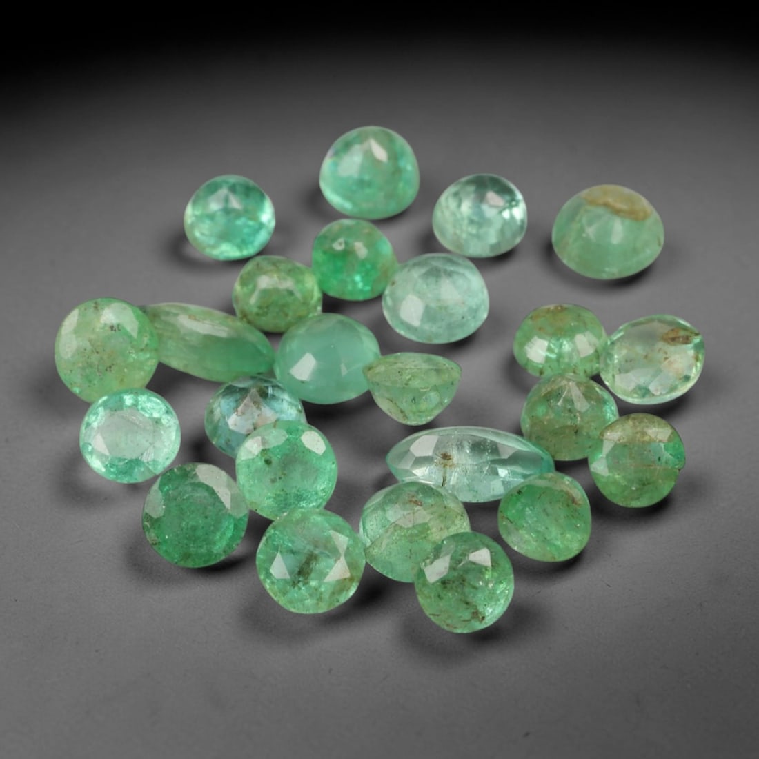 2.69 Carats Vivid Green Zambian Emerald Parcel - Natural Loose Gemstones, 93XN: This exquisite parcel of round-cut Zambian emeralds, weighing a total of 2.69 carats with individual dimensions ranging from 2.6 to 3 mm, showcases the coveted vivid green hue characteristic of the re