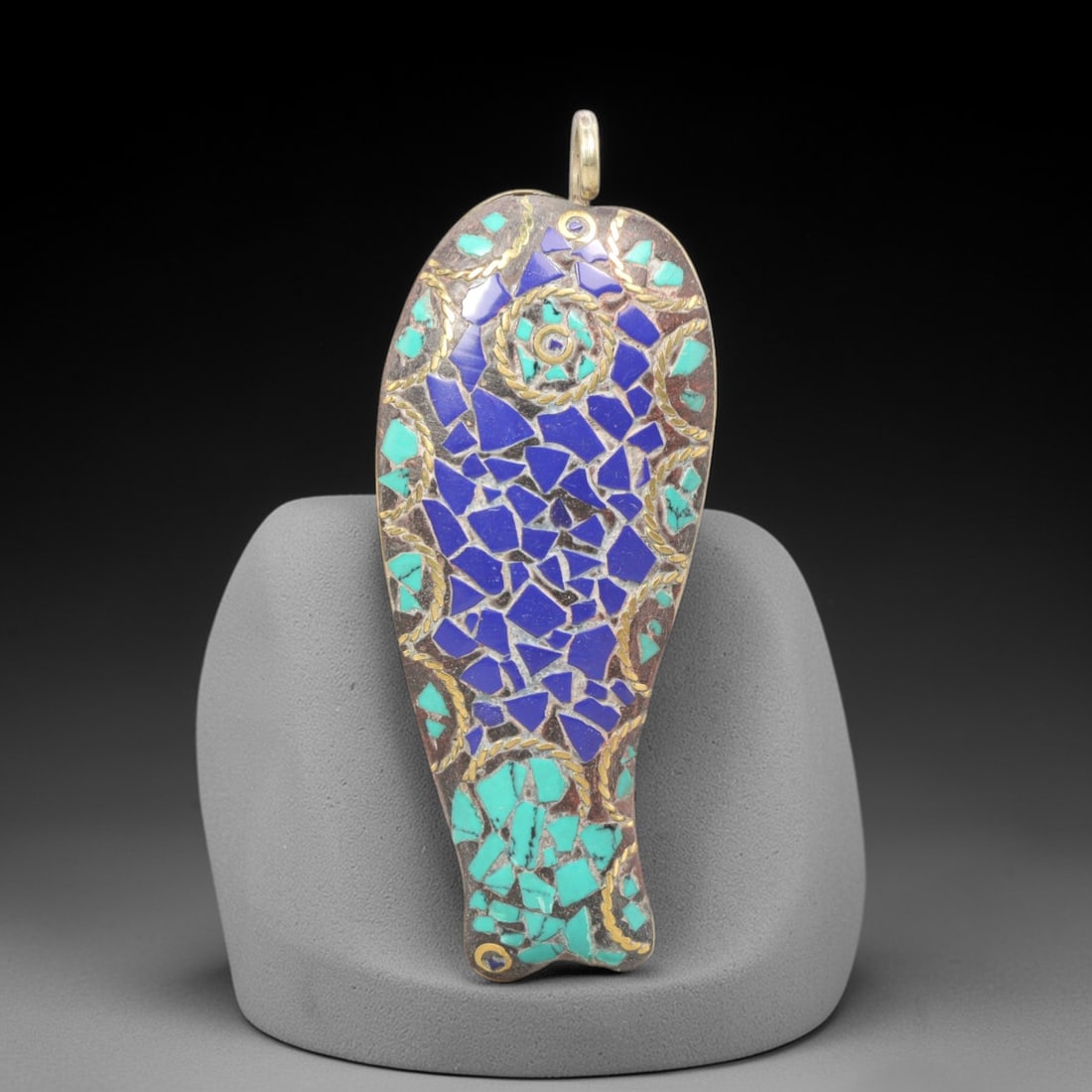 Vintage Himalayan Turquoise Lapis Fish Pendant, 20th Century, 7.8cm, 99ZQ: This vintage fish-shaped pendant is a quintessential example of 20th-century Himalayan mosaic jewelry, crafted with a metal base inlaid with turquoise and lapis lazuli. The stylized fish form is adorn