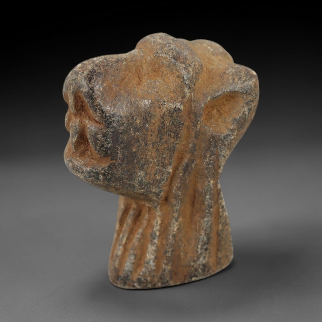Ancient Steatite Zoomorphic Head Amulet - Perforated Stone Carving, 49AH: Carved from steatite stone, this ancient zoomorphic head amulet features a stylized animal head form with incised detailing and a central perforation, typical of wearable ornamental use in early cultu