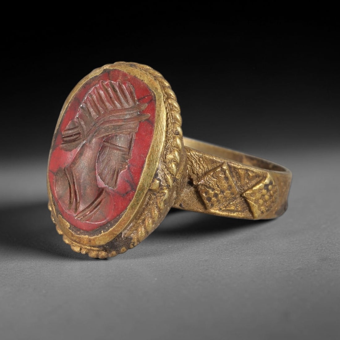 Antique Qajar Dynasty Red Jasper Bearded Portrait Intaglio Ring - Size 9 US, 96FY: Crafted from gilt brass with an ornate oval bezel, this ring features a carved red jasper intaglio stone at its center, depicting an incised profile portrait of a bearded figure with a distinctive hea