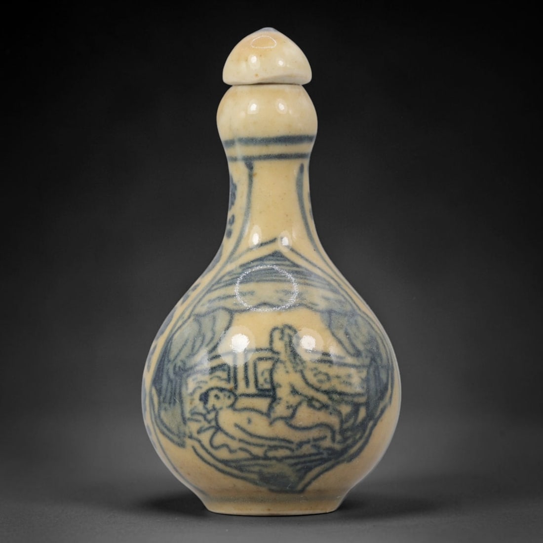 A Chinese Porcelain Garlic-Head Snuff Bottle, 20th Century, 6YD: Crafted from porcelain with a pale cream glaze and decorated in underglaze blue, the snuff bottle features a distinctive garlic-head form with a narrow, elongated neck and a rounded body. The main sur