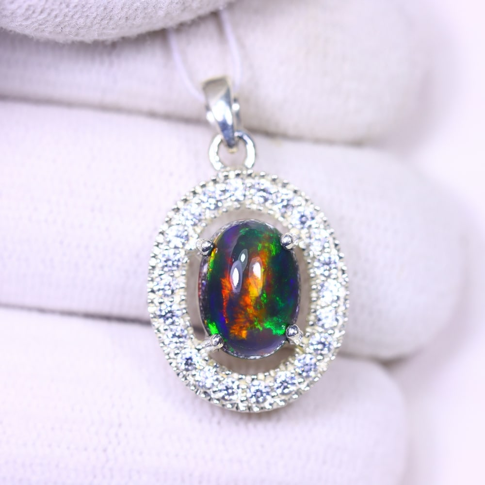 Silver Pendant with Ethiopian Black Opal 3.5grams - 925 Sterling Silver, 33B: ThousandPlanet Auction Subject: Opal & Simulated Diamond Silver Pendant Carat Weight: 3.5 grams (approx.) Dimension: Opal 10x7mm, Pendant 22x15mm