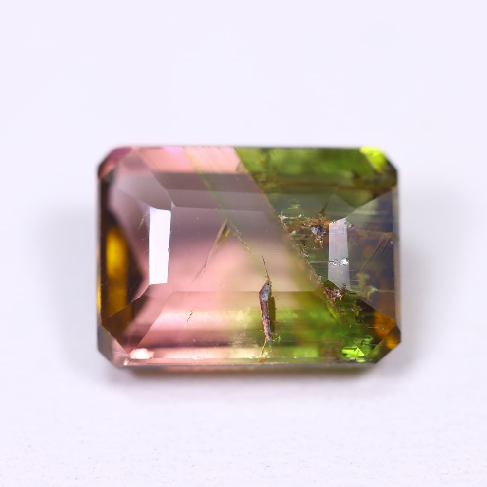 3.05cts Natural Watermelon Tourmaline - Bi-Colour Faceted Cut, 23B: ThousandPlanet Auction Subject: Natural Tourmaline Origin: Africa Carat Weight: 3.05cts Dimension: 10x7.3x4.2 mm Type: Faceted, Polished