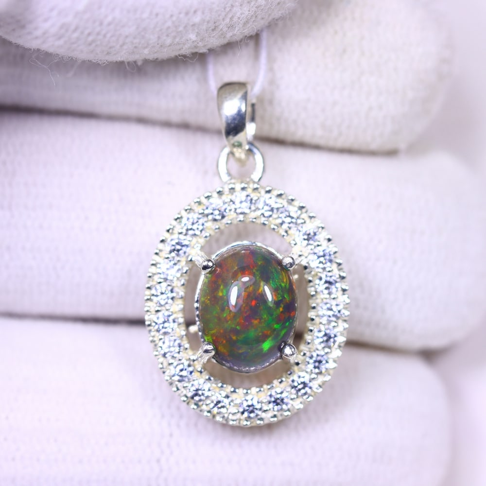 Silver Pendant with Ethiopian Black Opal 3.5grams - 925 Sterling Silver, 798B: ThousandPlanet Auction Subject: Opal & Simulated Diamond Silver Pendant Carat Weight: 3.5 grams (approx.) Dimension: Opal 10x7mm, Pendant 22x15mm