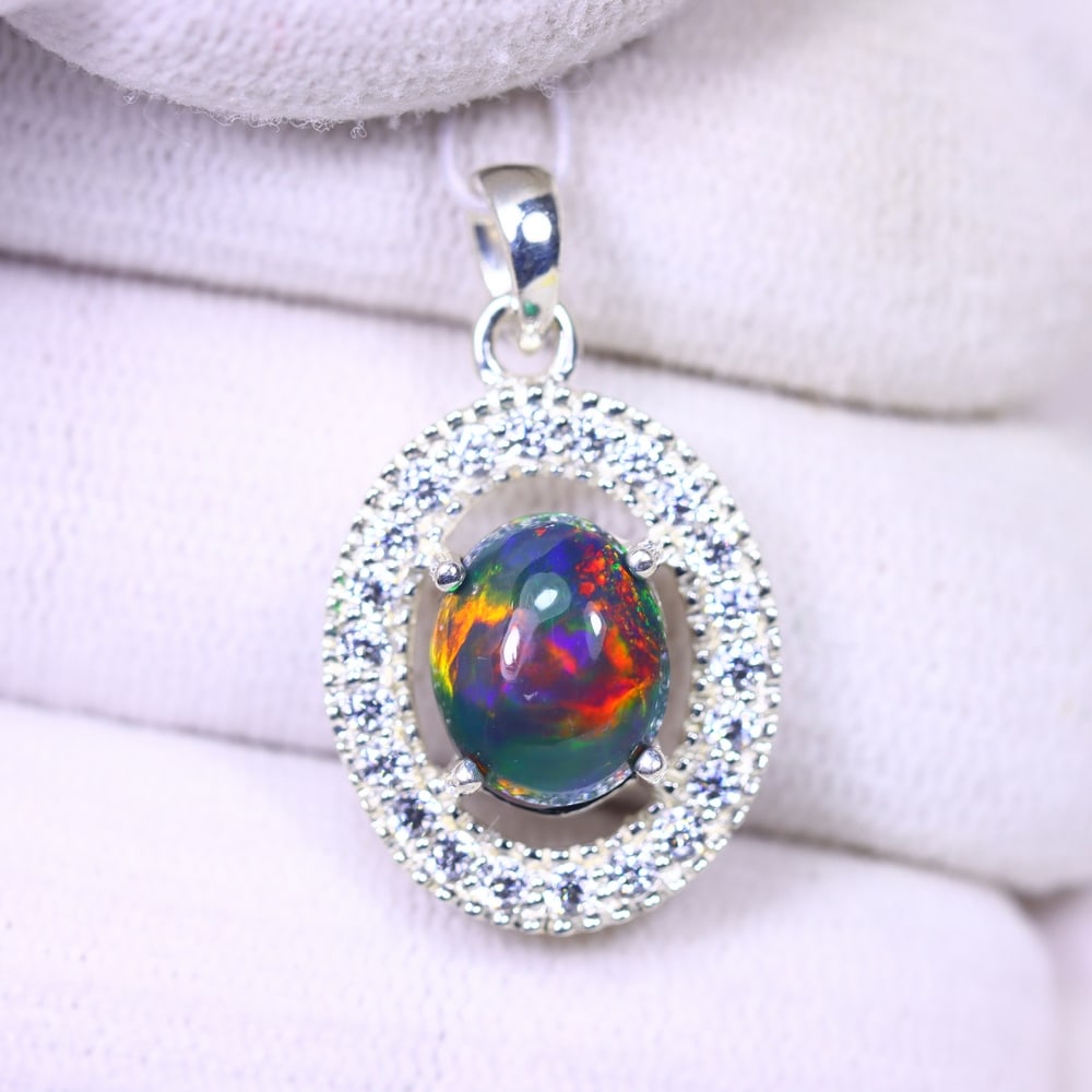 Silver Pendant with Ethiopian Black Opal 3.5grams - 925 Sterling Silver, 92B: ThousandPlanet Auction Subject: Opal & Simulated Diamond Silver Pendant Carat Weight: 3.5 grams (approx.) Dimension: Opal 10x7mm, Pendant 22x15mm