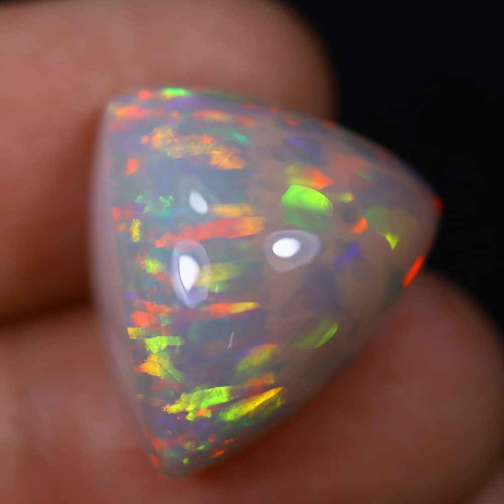 *13.85Ct Welo Opal Polished - Ethiopian Opal , 275E: ThousandPlanet Auction Subject: Natural Ethiopian Welo Opal Origin: Ethiopia Carat Weight: 13.85Ct Dimension: 18.4x16.9x9.9 mm Treatment: Natural Untreated Type: Cabochon,