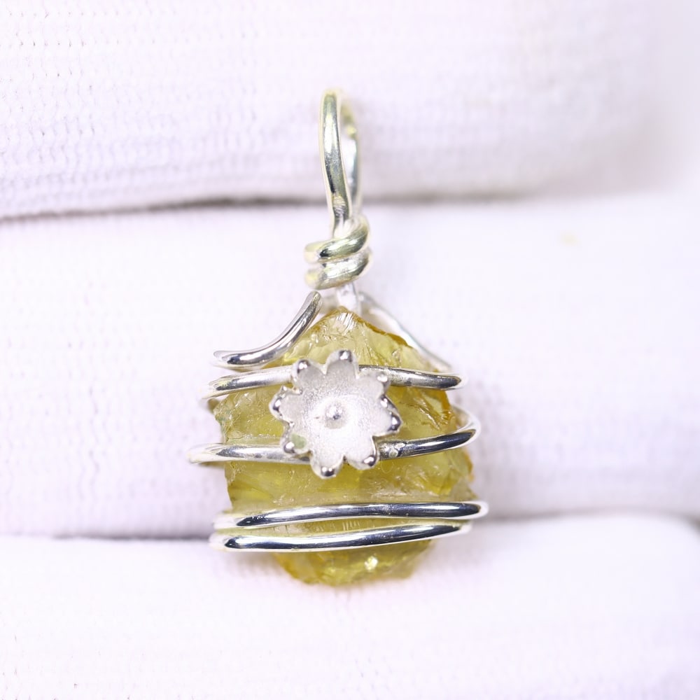 2.66g Crystal Rock Wire Wrap Pendant - 925 Silver , 530E: ThousandPlanet Auction Subject: Natural Crystal Rock Pendant Type: Pendant