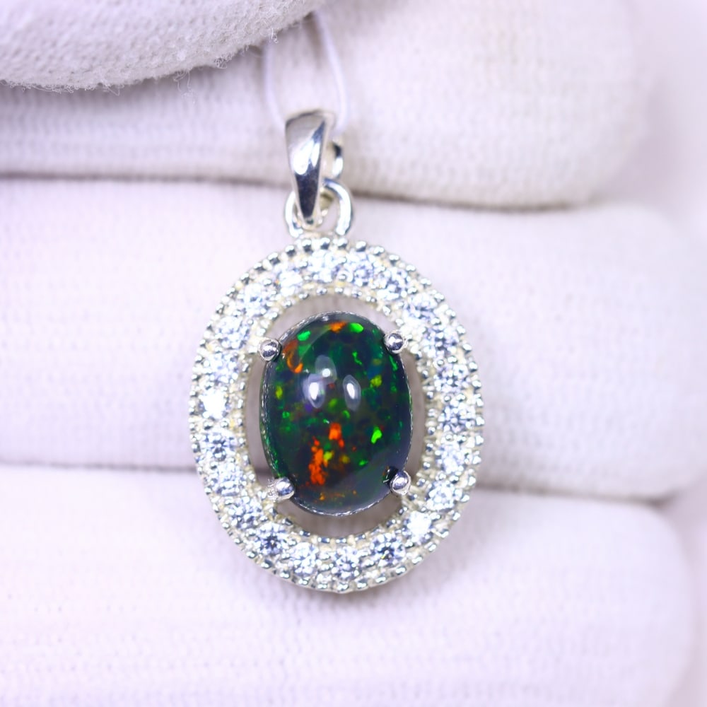 Silver Pendant with Ethiopian Black Opal 3.5grams - 925 Sterling Silver , 775E: ThousandPlanet Auction Subject: Opal & Simulated Diamond Silver Pendant Carat Weight: 3.5 grams (approx.) Dimension: Opal 10x7mm, Pendant 22x15mm