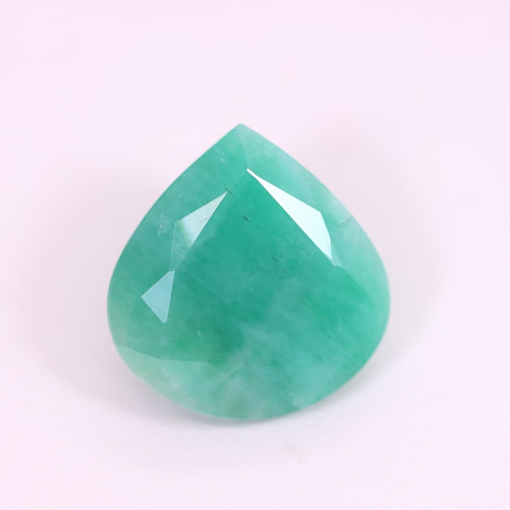 *27.67Ct Brazilian Sakota Emerald - Polished Faceted , 218C: ThousandPlanet Auction Subject: Natural Sakota Emerald Origin: Brazil Carat Weight: 27.67Ct Dimension: 21x20.2x11.4 mm Treatment: Oiled Type: Faceted, Polished