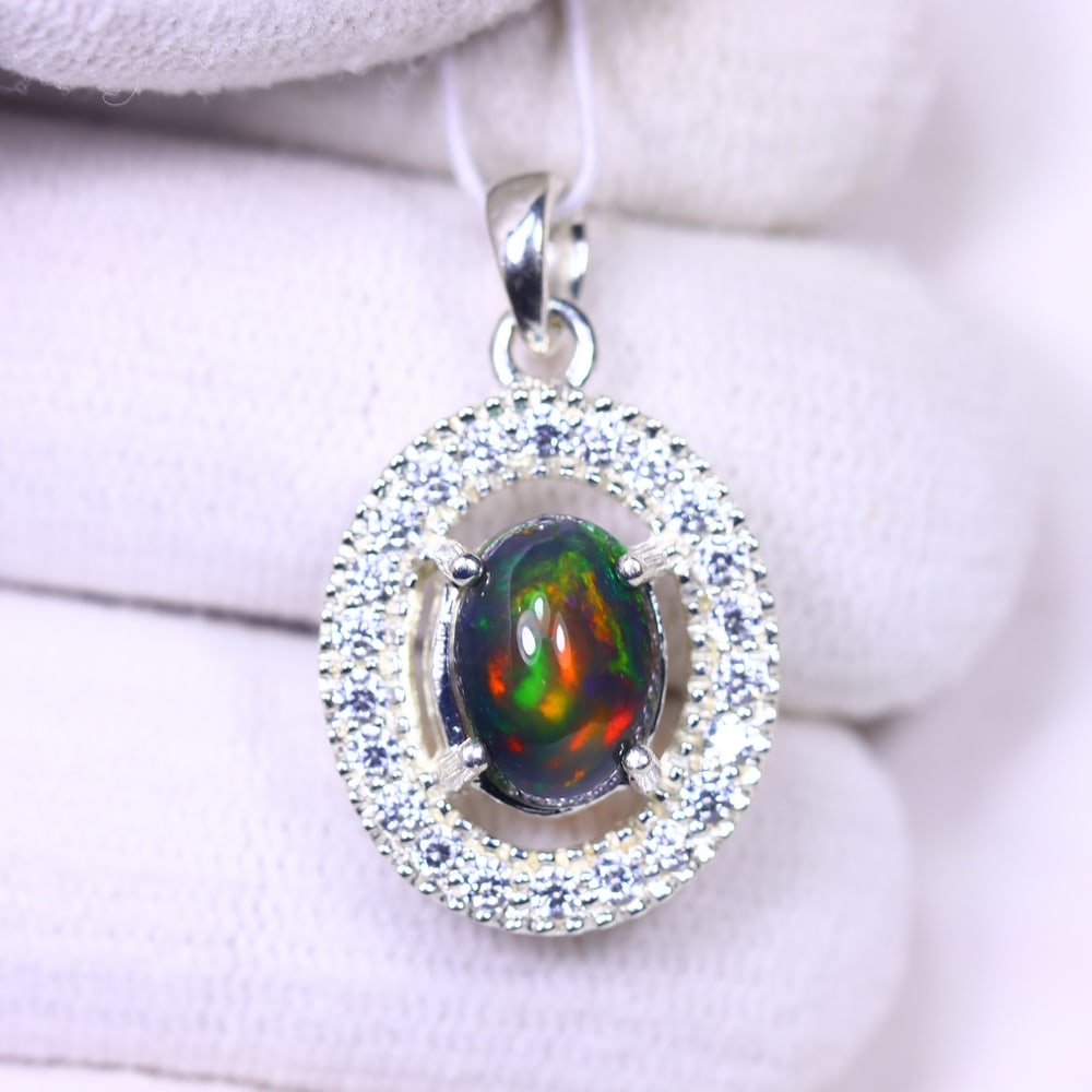 Silver Pendant with Ethiopian Black Opal 3.5grams - 925 Sterling Silver , 340E: ThousandPlanet Auction Subject: Opal & Simulated Diamond Silver Pendant Carat Weight: 3.5 grams (approx.) Dimension: Opal 10x7mm, Pendant 22x15mm