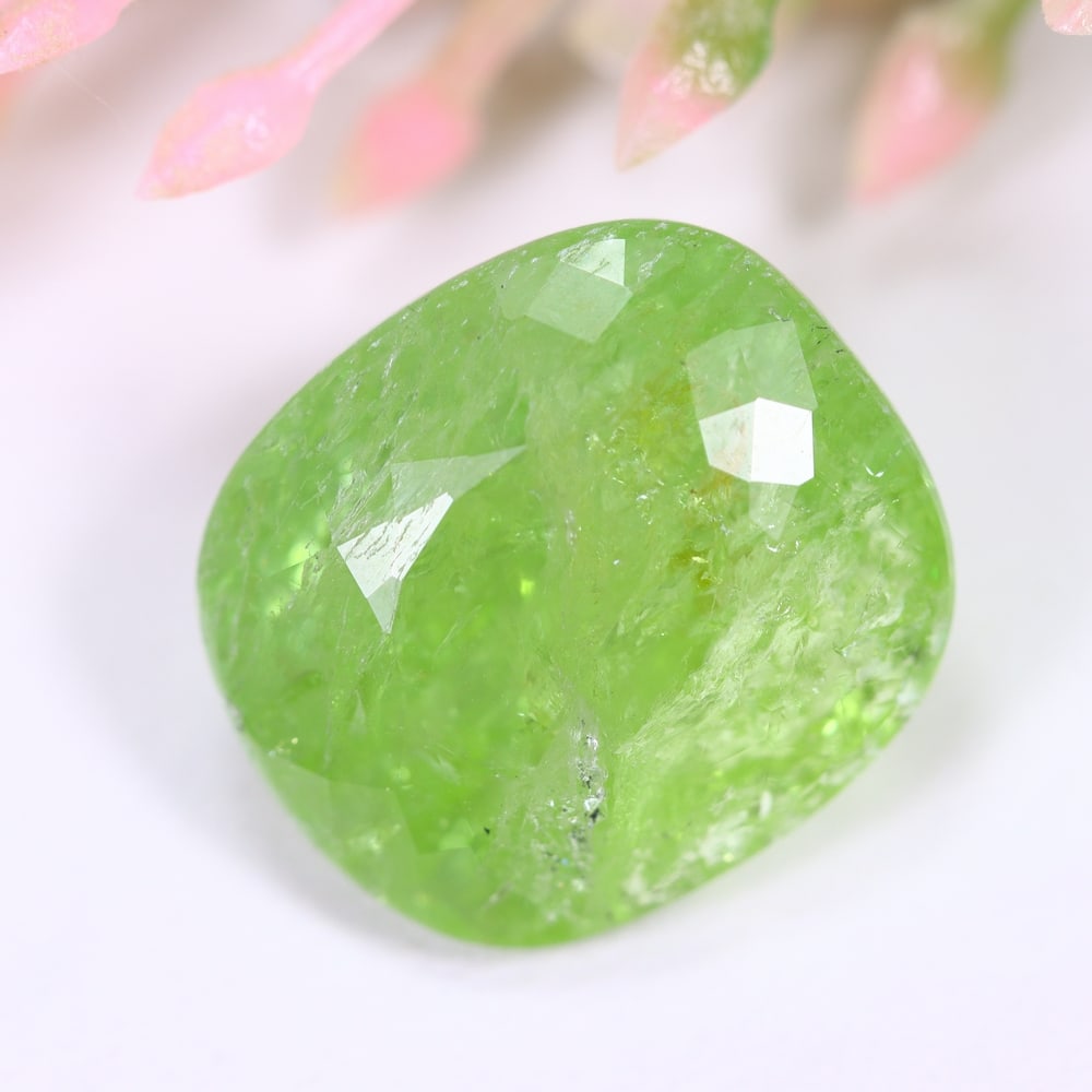 12.96Ct Grossular Garnet - Polished Faceted , 271E: ThousandPlanet Auction Subject: Natural Garnet Origin: India Carat Weight: 12.96Ct Dimension: 14.9x13.2x8.9 mm Type: Faceted, Polished