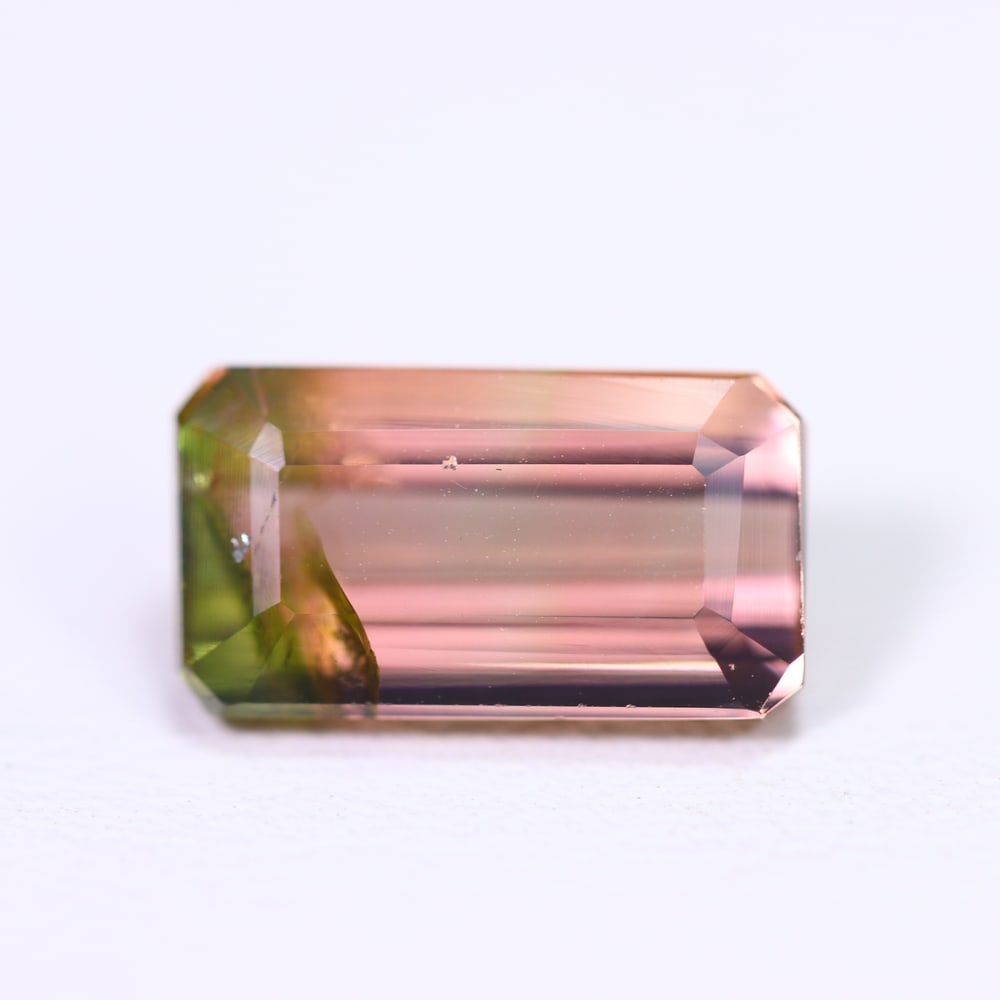 3.11cts Natural Watermelon Tourmaline - Bi-Colour Faceted Cut, 904B: ThousandPlanet Auction Subject: Natural Tourmaline Origin: Africa Carat Weight: 3.11cts Dimension: 11.1x6.1x4.7 mm Type: Faceted, Polished