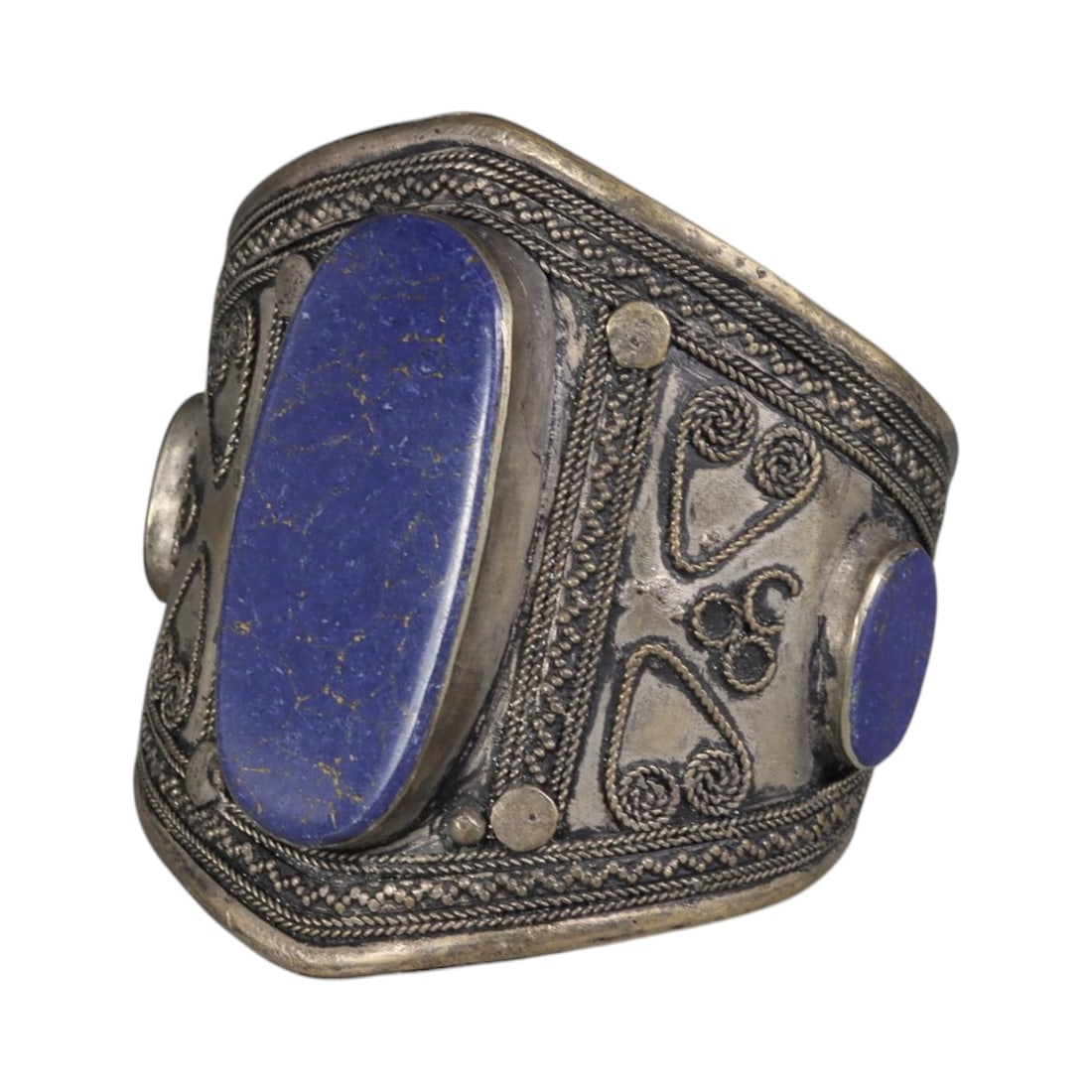 A Vintage Central Asian Silver-Plated Lapis Lazuli Cuff Bracelet, 63AH: A handcrafted vintage cuff bracelet, measuring approximately 7 cm in width, showcasing traditional Central Asian (Afghan/Turkmen) tribal jewelry design. The piece features a silver-plated metal base, 