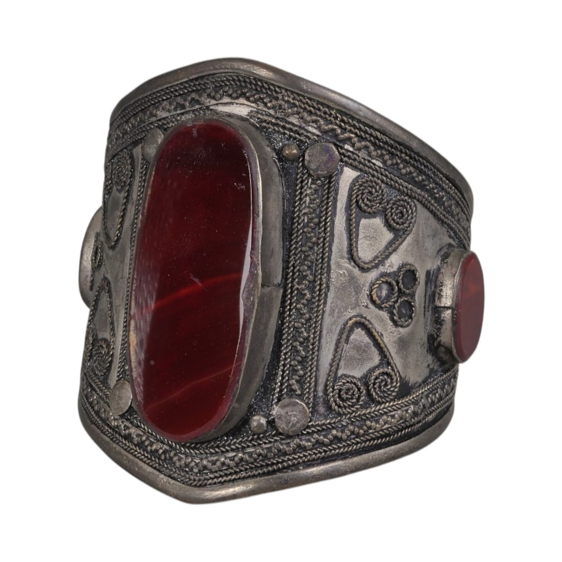 A Vintage Central Asian Silver-Plated Red Agate Cuff Bracelet, 55AH: A handcrafted vintage cuff bracelet, measuring approximately 6 cm in width, showcasing traditional Central Asian (Afghan/Turkmen) tribal jewelry design. The piece features a silver-plated metal base, 