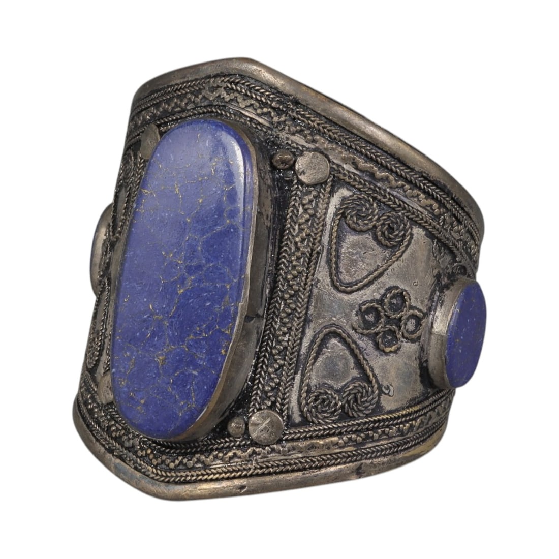 A Vintage Central Asian Silver-Plated Lapis Lazuli Cuff Bracelet, 60AH: A handcrafted vintage cuff bracelet, measuring approximately 6 cm in width, showcasing traditional Central Asian (Afghan/Turkmen) tribal jewelry design. The piece features a silver-plated metal base, 