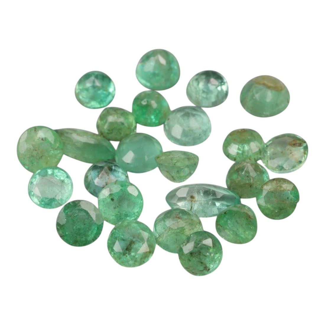 2.69 Carats Vivid Green Zambian Emerald Parcel - Natural Loose Gemstones, 93XN: This exquisite parcel of round-cut Zambian emeralds, weighing a total of 2.69 carats with individual dimensions ranging from 2.6 to 3 mm, showcases the coveted vivid green hue characteristic of the re