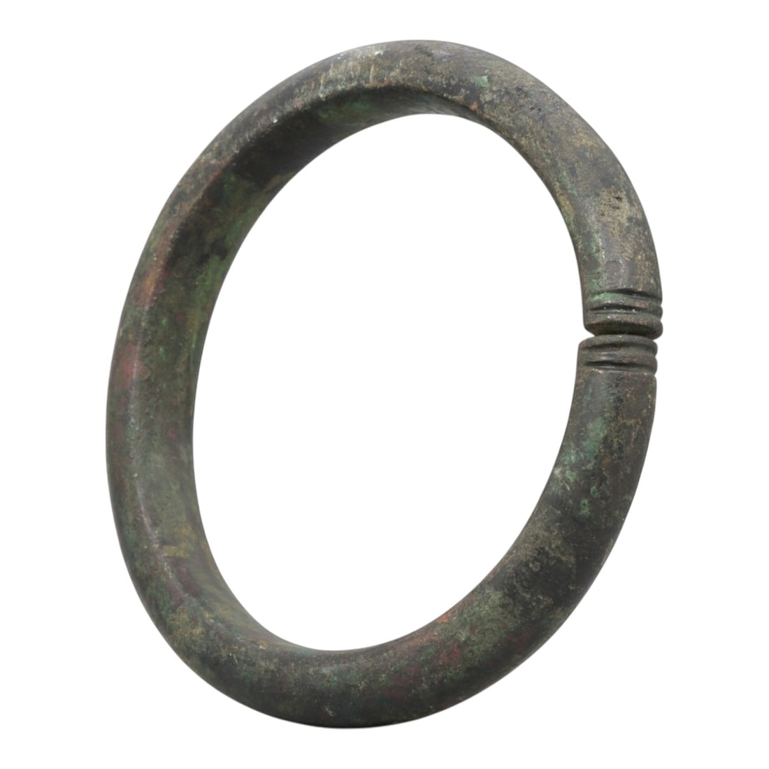 Ancient Roman Bronze Bracelet - Ribbed Split Terminal, 76BN: Crafted from bronze, this open bracelet features a rounded hoop form with neatly incised ribbed decoration at both split terminals, creating a subtle joining detail. The surface displays a rich, multi