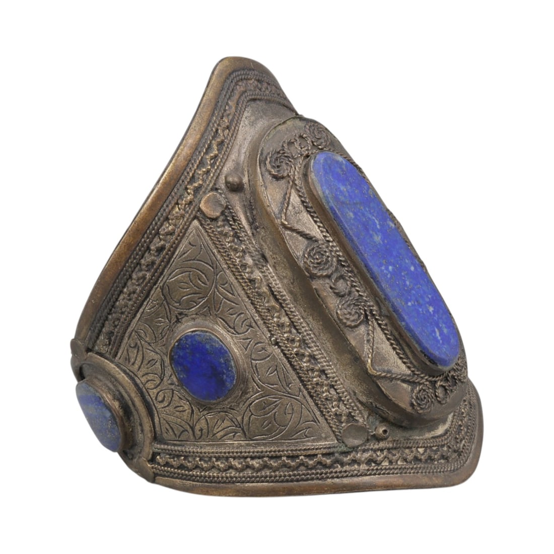 A Vintage Central Asian Silver-Plated Lapis Lazuli Cuff Bracelet, 31AH: A handcrafted vintage cuff bracelet, measuring approximately 6 cm in width, showcasing traditional Central Asian (Afghan/Turkmen) tribal jewelry design. The piece features a silver-plated metal base, 