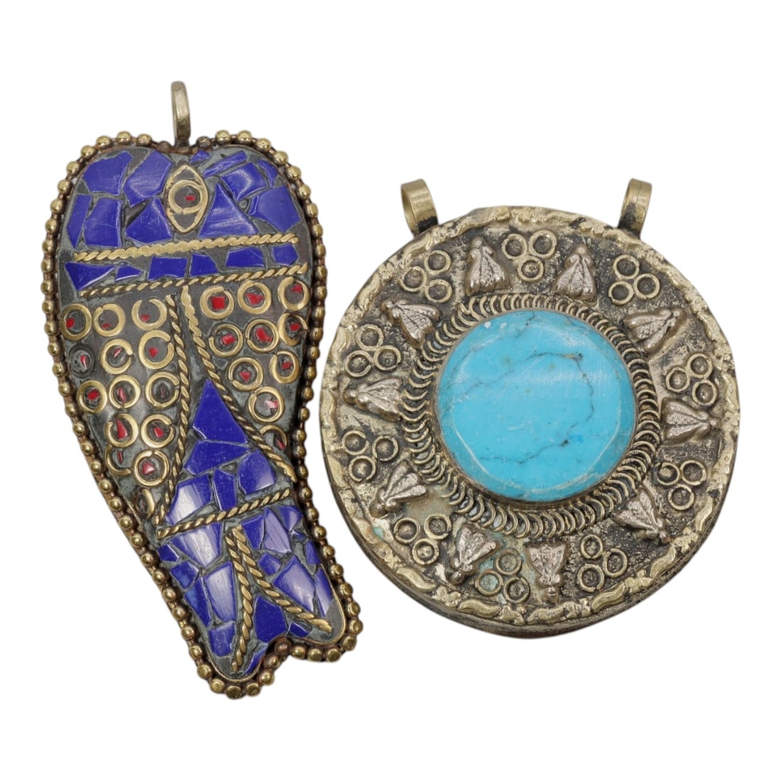 A Lot of 2 Vintage Style Tribal Silver-Plated Inlay Pendants Collection, 20WS: I've got a striking pair of statement pendants here, perfect for lovers of bold ethnic and bohemian jewelry!Measuring 6-7.5 cm each, these two pendants are crafted from silver-plated metal, featuring 