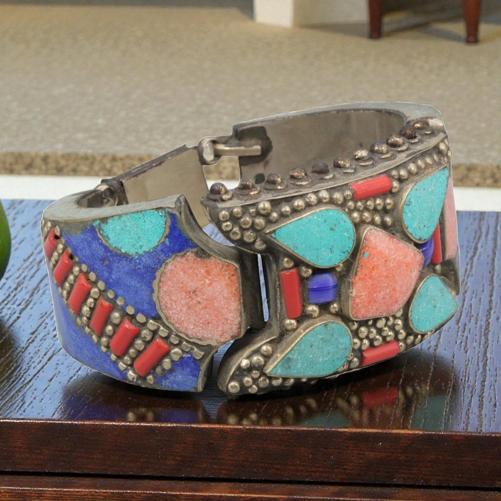 A Vintage Himalayan Silver-Plated Multi-Stone Inlay Hinged Bracelet, 34AH: A handcrafted vintage hinged bracelet, measuring approximately 6 cm in width, showcasing traditional Himalayan jewelry design. The piece features a silver-plated metal base adorned with elaborate mult