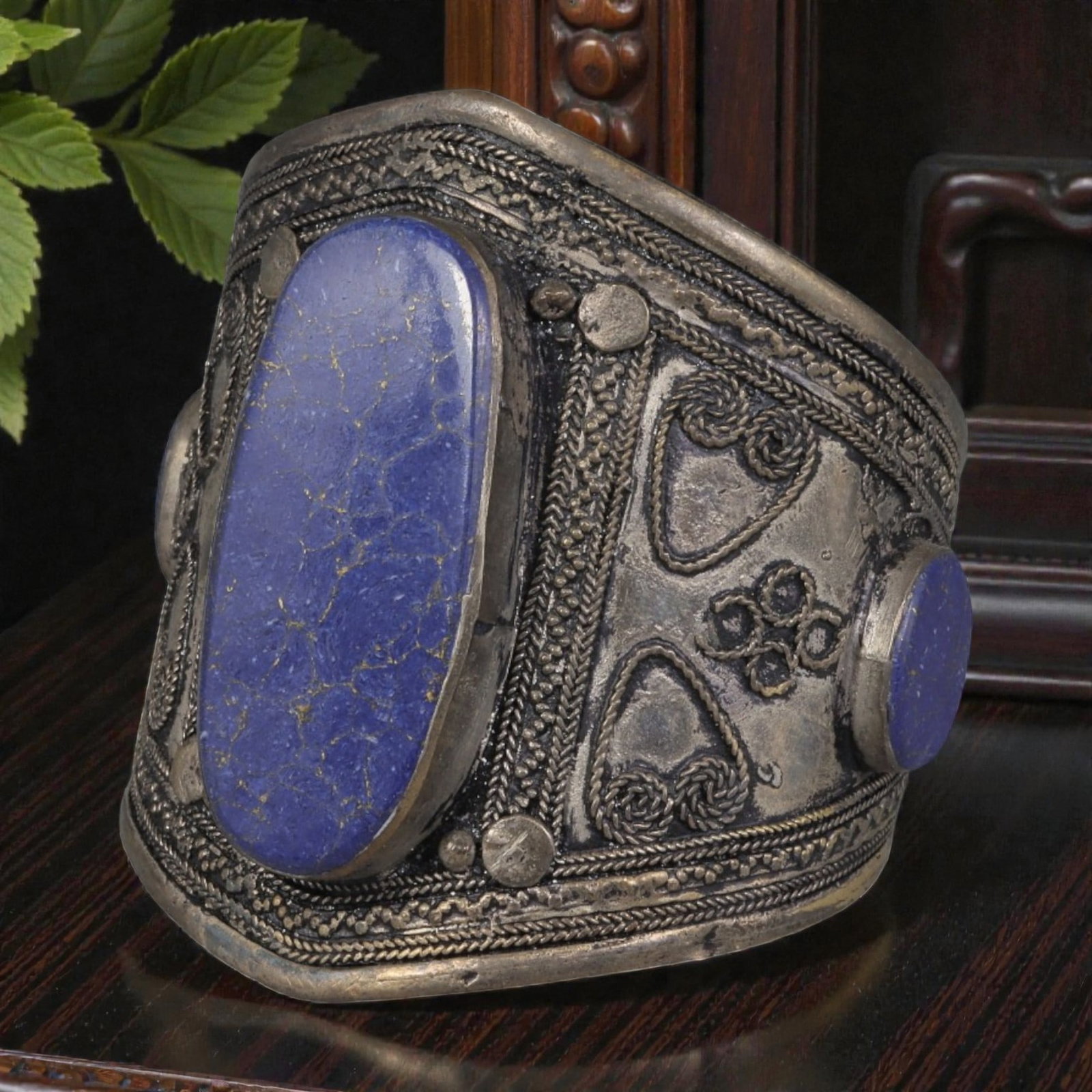 A Vintage Central Asian Silver-Plated Lapis Lazuli Cuff Bracelet, 60AH: A handcrafted vintage cuff bracelet, measuring approximately 6 cm in width, showcasing traditional Central Asian (Afghan/Turkmen) tribal jewelry design. The piece features a silver-plated metal base, 