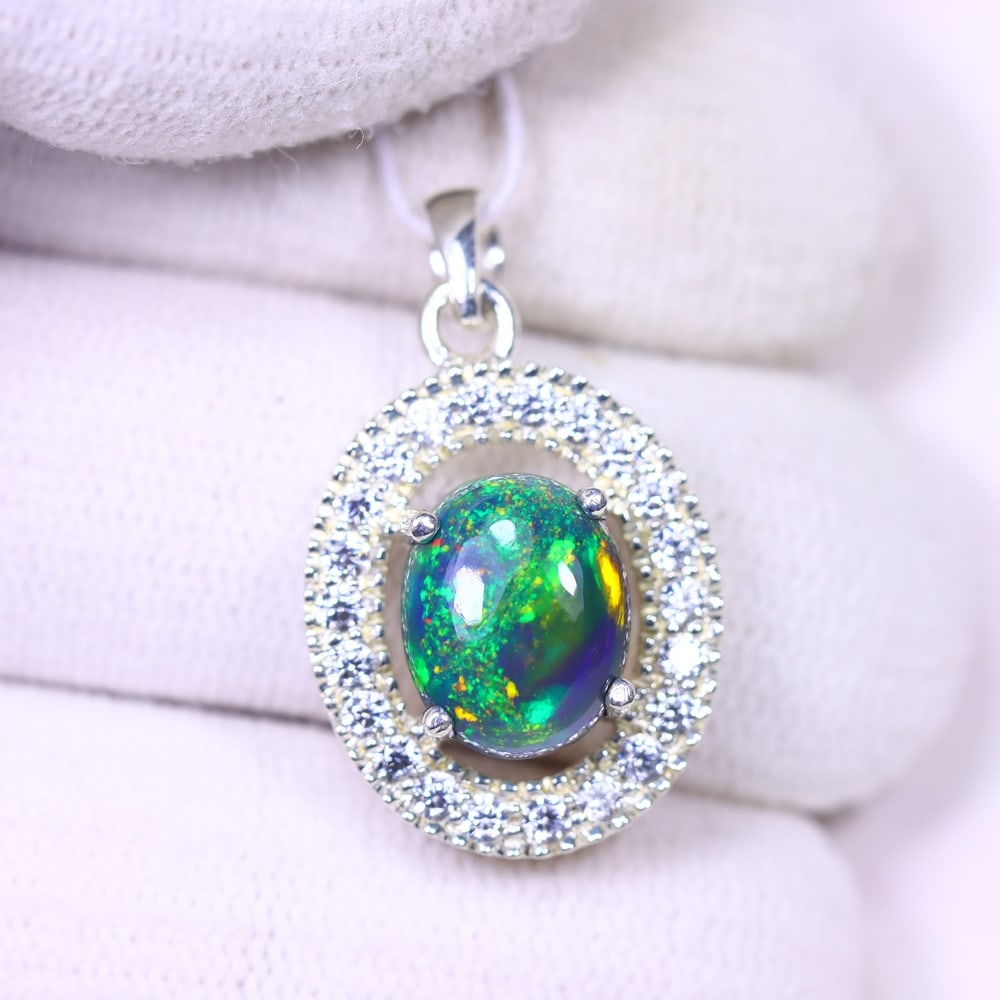 Silver Pendant with Ethiopian Black Opal 3.5grams - 925 Sterling Silver, 1086B: Ksmith Heritage Auctioneers Subject: Opal & Simulated Diamond Silver Pendant Carat Weight: 3.5 grams (approx.) Dimension: Opal 10x7mm, Pendant 22x15mm