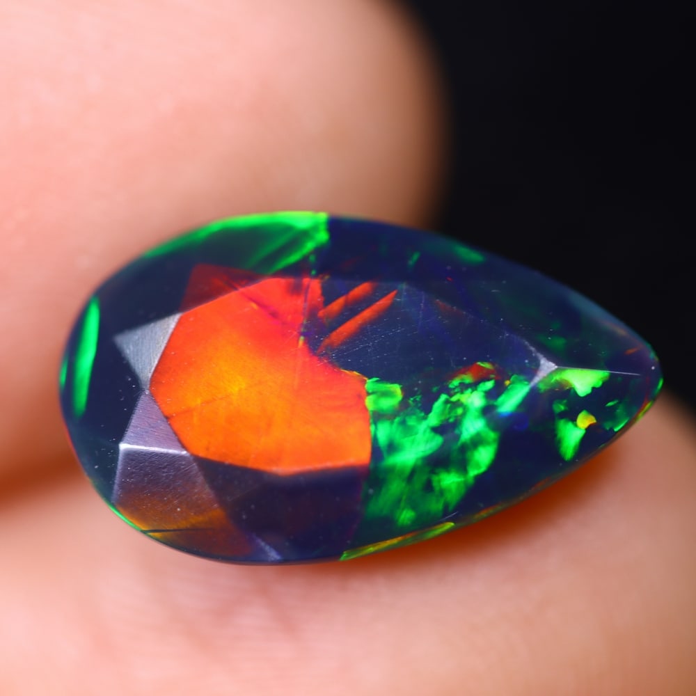 *3.31Ct Welo Black Opal - Ethiopian Opal - Faceted Polished , 538E: Ksmith Heritage Auctioneers Subject: Natural Ethiopian Welo Black Opal Origin: Ethiopia Carat Weight: 3.31Ct Dimension: 16.4x9.8x5.2 mm Treatment: Smoked Type: Faceted, Po