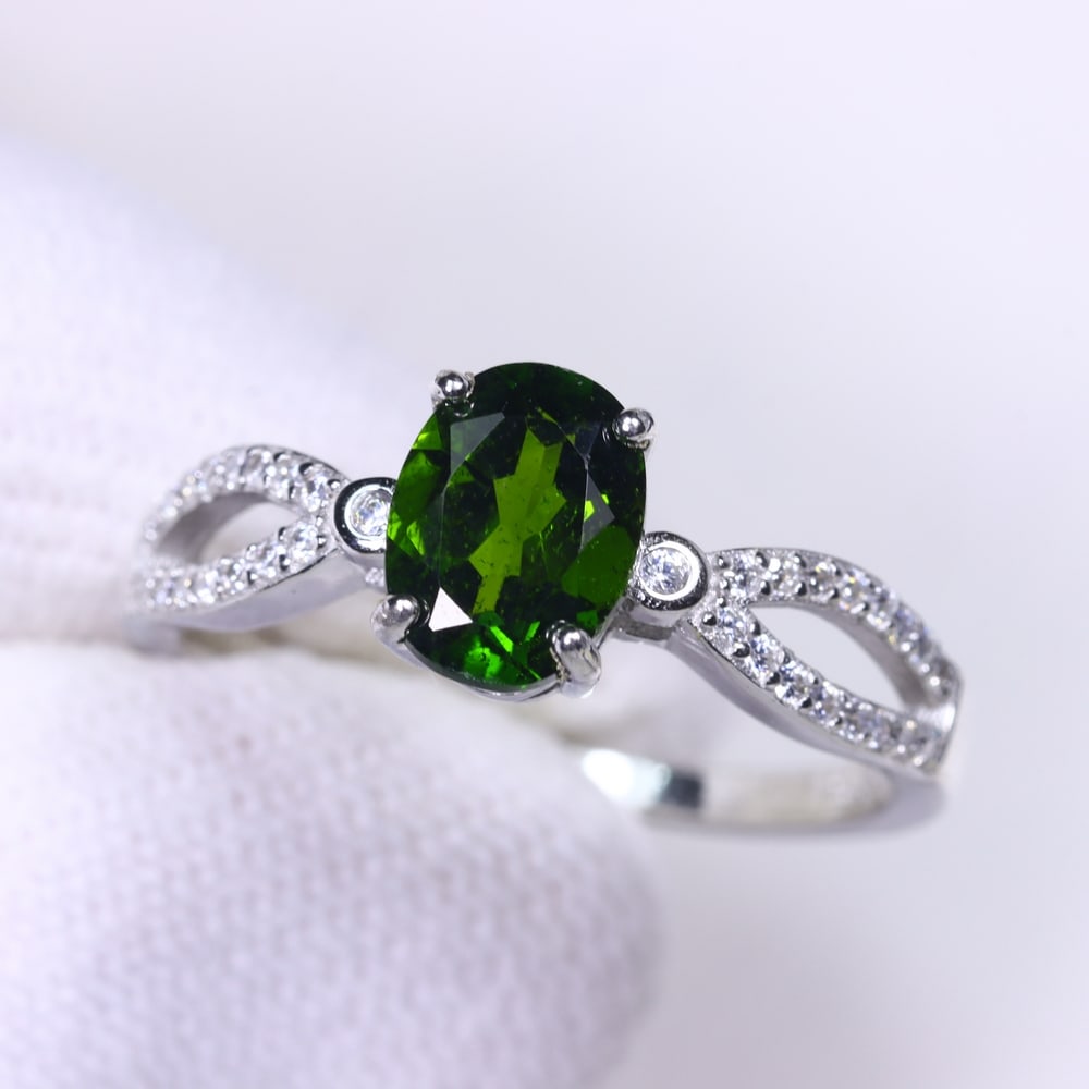 Ring US7.75 Chrome Diopside & Zircon - 925 Sterling Silver - White Gold Plated , 682E: Ksmith Heritage Auctioneers Subject: Natural Chrome Diopside & Zircon Origin: Thailand Carat Weight: 12.30ct Dimension: Chrome Diopside 6.2x8.2mm Type: Ring