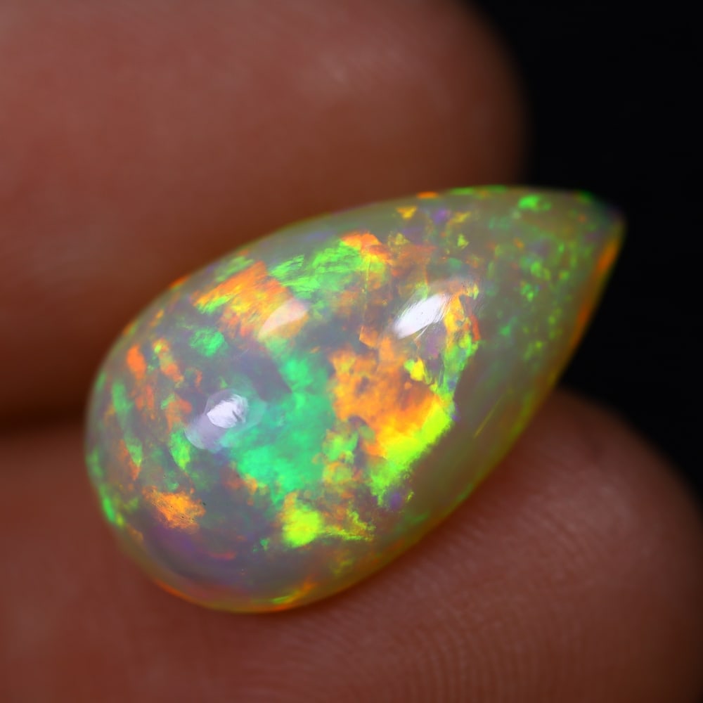 *5.82Ct Welo Opal Polished - Ethiopian Opal , 206E: Ksmith Heritage Auctioneers Subject: Natural Ethiopian Welo Opal Origin: Ethiopia Carat Weight: 5.82Ct Dimension: 17.7x10.5x6.4 mm Treatment: Natural Untreated Type: Caboc