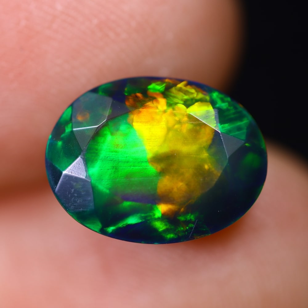*2.82Ct Welo Black Opal - Ethiopian Opal - Faceted Polished , 985E: Ksmith Heritage Auctioneers Subject: Natural Ethiopian Welo Black Opal Origin: Ethiopia Carat Weight: 2.82Ct Dimension: 12x9.1x5.8 mm Treatment: Smoked Type: Faceted, Poli