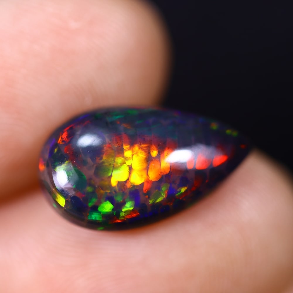 *3.21Ct Smoked Welo Opal Polished - Ethiopian Opal , 315C: Ksmith Heritage Auctioneers Subject: Natural Ethiopian Welo Opal Origin: Ethiopia Carat Weight: 3.21Ct Dimension: 15.5x9x4.7 mm Treatment: Smoked Type: Cabochon, Polished<